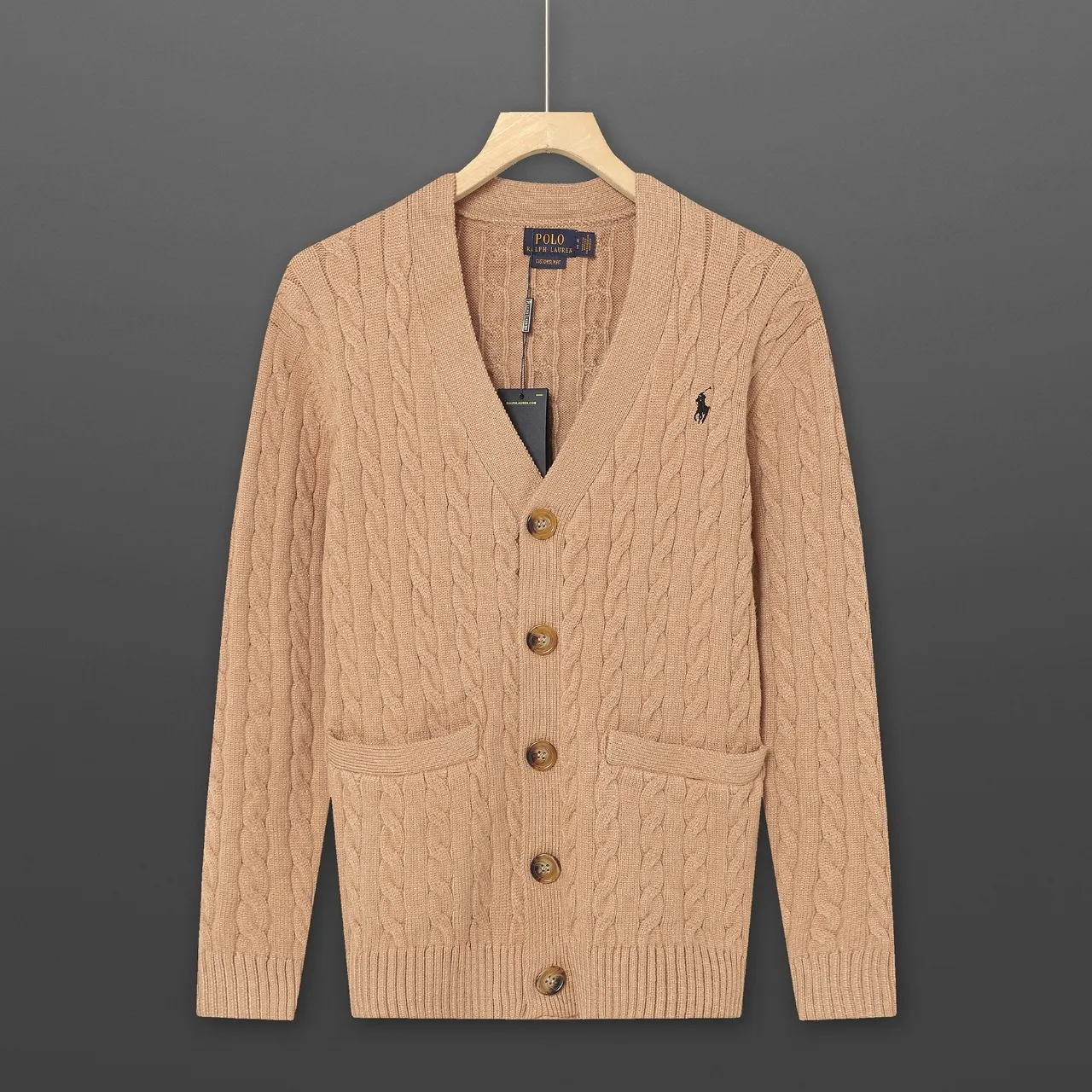 P300 style number D06) 2025 Ralph Lauren #ootddailywear #秋winter sweater #knitwear wear #ralph lauren sweater #can be worn by both men and women. Finally, after the Ralph men's twist sweater full-zip bra top is available, it is finally here. The most popular sweater full-button bra top is a limited edition every year. There will not be many styles in the store! Ralph Lauren Men's Button Twist Open Chest Sweater [The shape is really nice. It can be worn alone or as a jacket. It can also be worn with a shirt underneath ~ 100% pure cotton #Practical wear. Colors, white, navy blue, khaki, gray, size S to XL